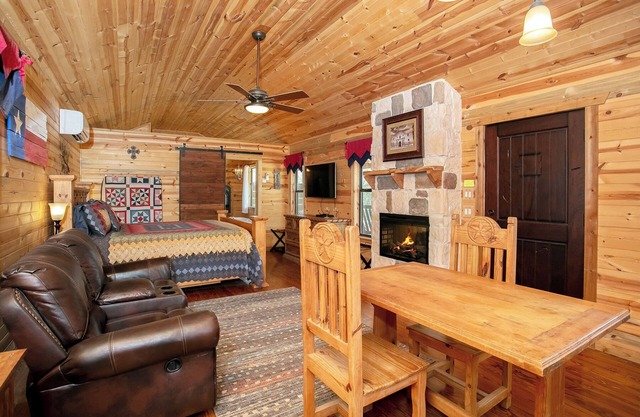 Absolutamente encantador Hill Country Cabin OMC The Hideout, jacuzzi, cocina completa!