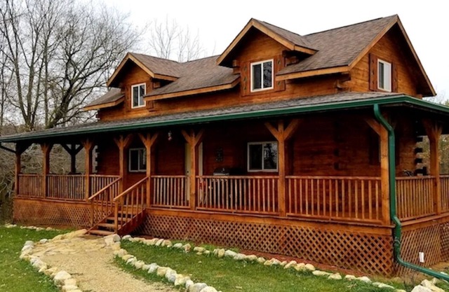 Whitetail Ridge Cabin w/Hot Tub and Swimming Pond