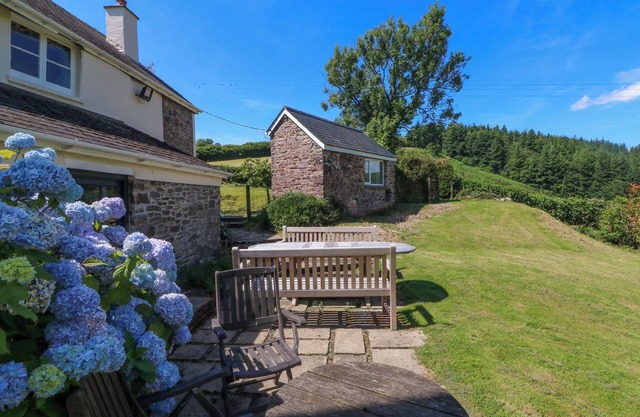 WHITLEY FARM, pet friendly, character holiday cottage in South Molton