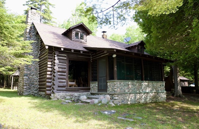 Whitney Bay Getaway with Bunkhouse on Drummond Is