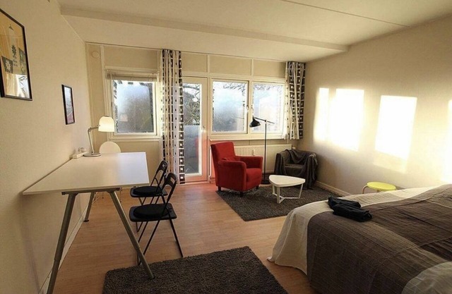 Whole apartment close to the city center w/ toilet, living and kitchen incl.