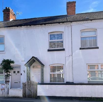Whole House - 5 mins to train station, M1 & M69