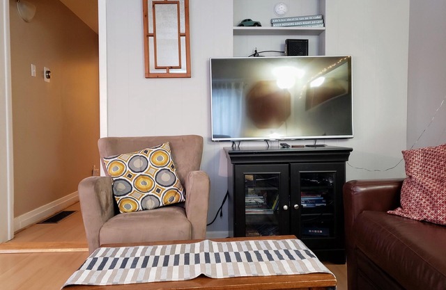 Whole house in Orillia 5 min walk to beach. 28 days or more rental.