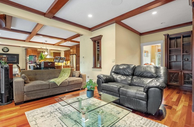 WHOLE HOUSE/TOP-NOTCH AREA/8 BEDROOM/ON FISH-CREEK PARK/SLEEPS 25 PERSONS