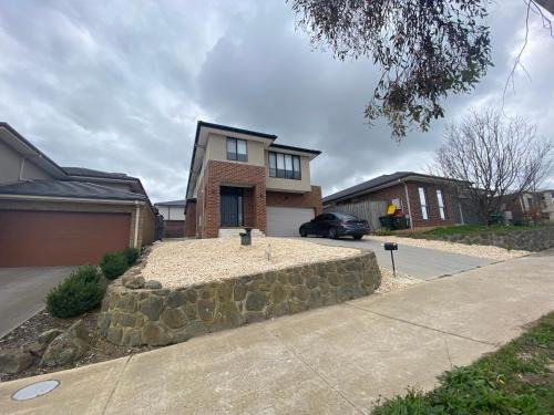 Whole House with 4QB - 44 Aspect - 30 minutes from Melbourne International Airport - 2 Minutes to Westfield Shopping Center