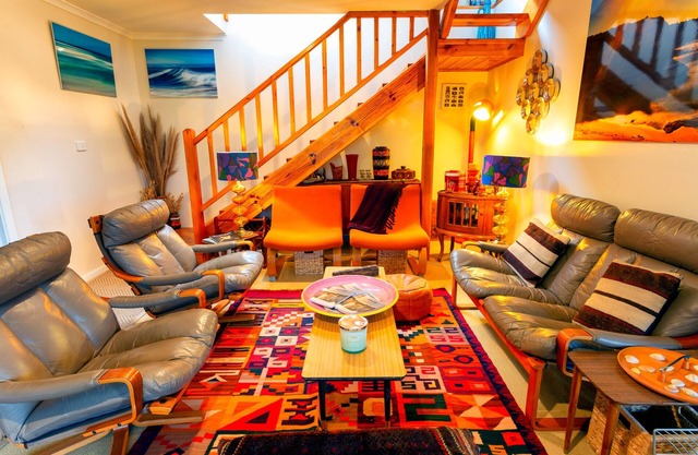 🌊 Wi-Fi. Fireplace+Firepit. Linens. Pets OK. 500m to surf.