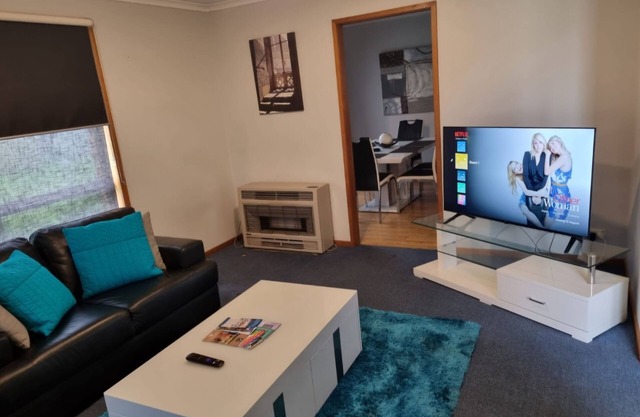 *WI-FI & Netflix* Super Comfy Accom, 21meter Long Boat Parking Available!!