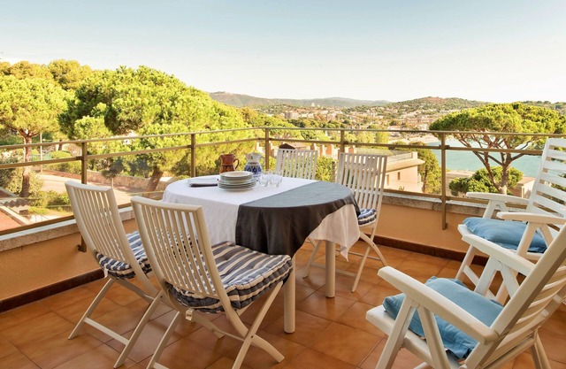 Terraza con increíbles vistas al mar. Jardín y piscina del complejo residencial.