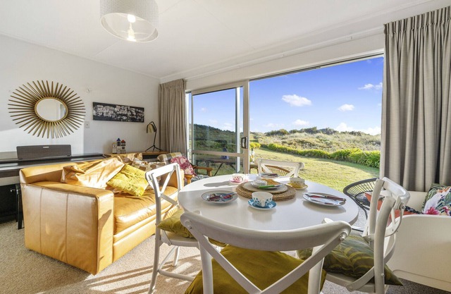 WICKS WHANAU - WAITARERE BEACH HOLIDAY HOME in Waitarere Beach