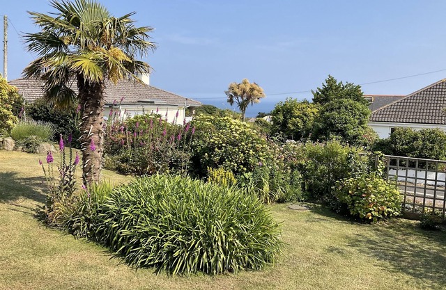WIDE HORIZONS, family friendly, character holiday cottage in Coverack
