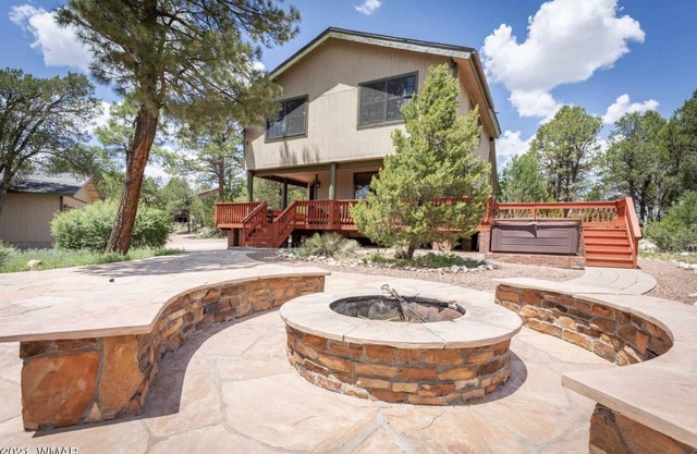 Wifi, Hot Tub, Zip Line, Fire Pit, Huge Patio, Deck, Balcony & Clubhouse Garage