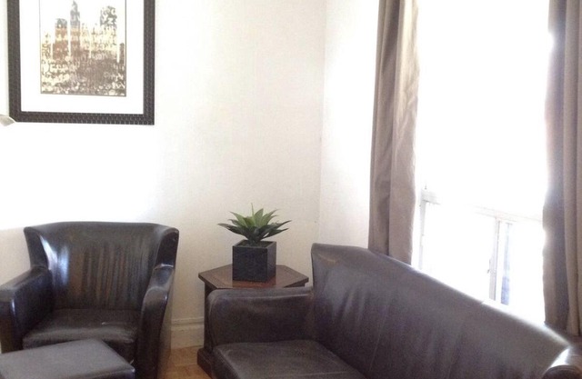 Wifi incld: Two Large Bedrm 2nd-DOWNTOWN LESLIEVILLE