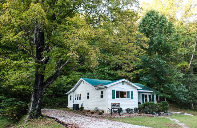 WiFi & Pet Friendly - Alice Rocks near Cave Run Lake & Red River Gorge!
