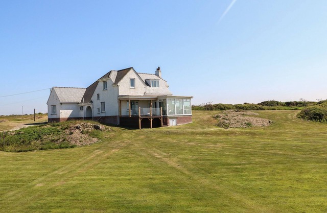 WIG CARNA, pet friendly, character holiday cottage in Holyhead