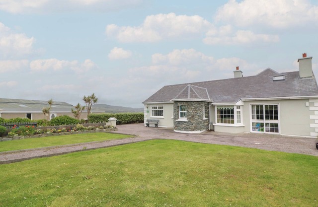 WILD ATLANTIC WAY COUNTRY COTTAGE in Portmagee, County Kerry
