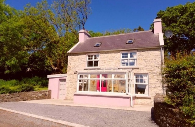 Wild Atlantic Way cottage, 10km from Cliffs of Moher, 5km from Lahinch.