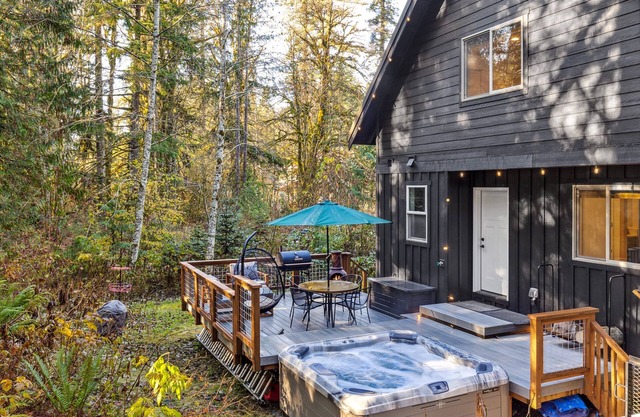 Wild Cascadia - hot tub, Starlink, 20min to Stevens Pass`