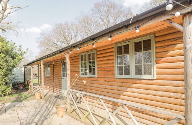 WILD ROSE RETREAT, romantic, with hot tub in Biddenden