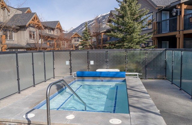 WILD SAGE - ONE BED + DEN - OUTDOOR HOT TUB & FIRE TABLE