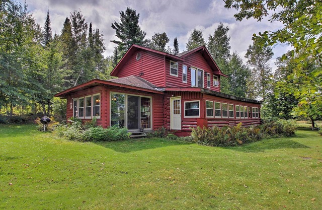 Serene Wilderness Acres Cabina w / vistas en Bear Lake