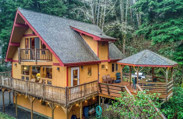Wildlife, Views, Secluded Rustic Beauty in this Roomy Cabin Near Pacific City!