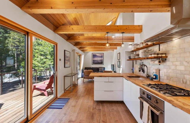 Wildwood - Modern 2 BR with Private Hot tub Walk to North Tahoe Regional Park