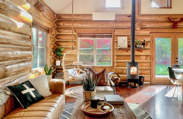 Wildwood Mountain Modern Log Cabin- 3 Acres, Garage Game Room, Shuffleboard