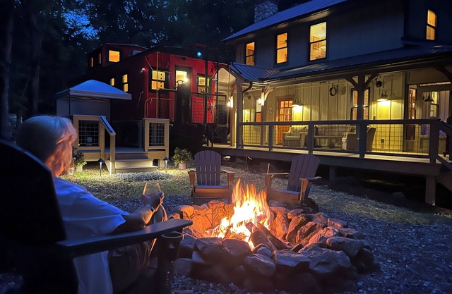 WildWood River Junction, Romantic Mountain Escape with Hot Tub!