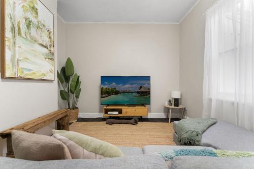 William House - Heart of Bathurst - Sleeps 6
