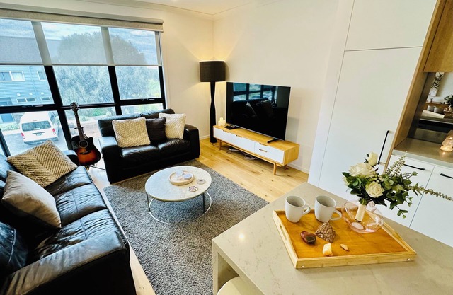 Williamstown Townhouse: Sanctuary on the Wetlands