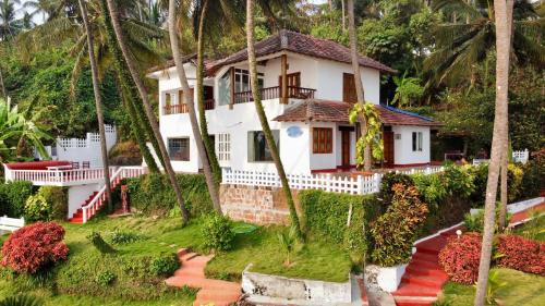 Willo Stays On the beach Sea view Ocean Hues holiday home
