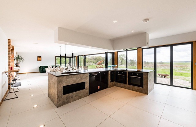 Willow Barn | Luxury Holiday Barn Conversion | Hot Tub