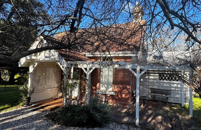 Willow Cottage – Historic Southern Highlands Retreat with Fireplace & Patio