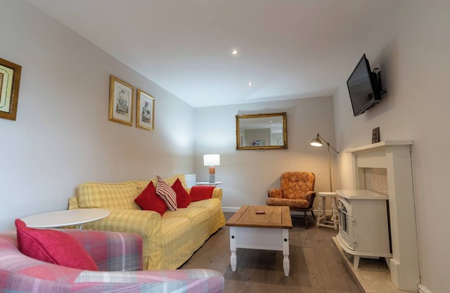 WILLOW COTTAGE, pet friendly, character holiday cottage in Eppleby