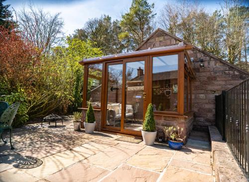 Willow cottage with private hot tub