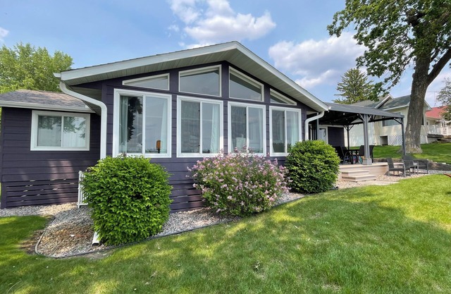 Willow Cove Cottage - A Serene 5-Bedroom House on Pleasant Lake in Annandale, MN