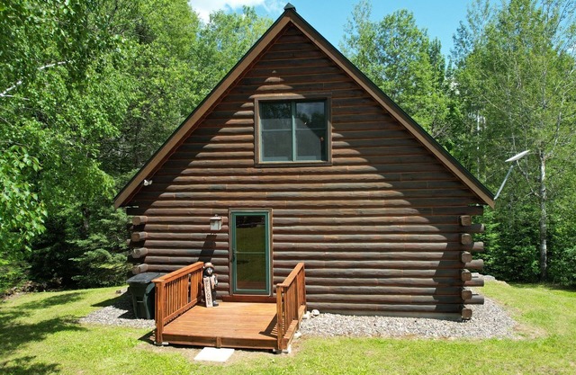 Willow Lake Log Cabin with Deck, Wi-Fi, Washer & Dryer, Fireplace and Dock