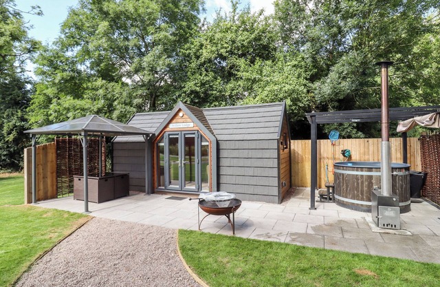 Willow Lodge At Bridge Lake Farm & Fishery