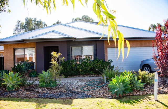 Willow's Place overlooking The Black Bull Golf Course Yarrawonga