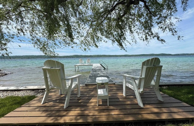 Willow Tree Cottage: Waterfront on Suttons Bay