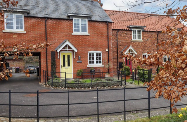 WILLOW VIEW, pet friendly, with open fire in Bucknall
