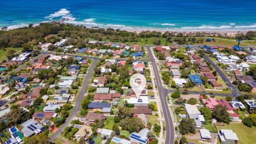 Willows at Sandy Beach -Walk to beach, Stylish Family Home
