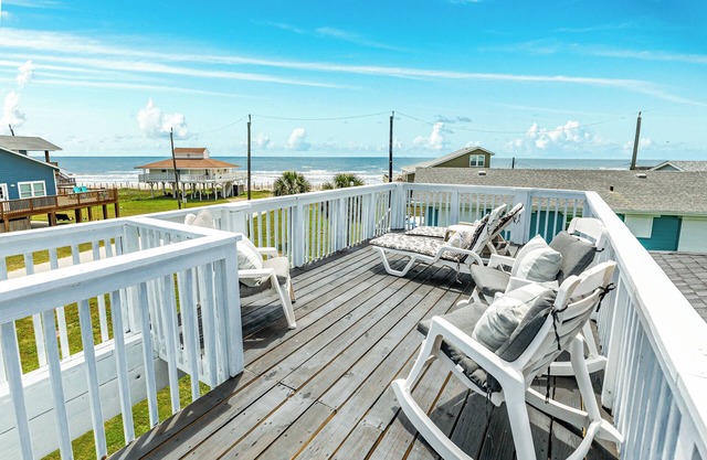 Willy's Place: 3rd Row Gulf View Home with Updated Interior & Rooftop Sun Deck