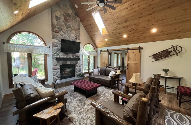 Willy T's Crystal Mountain Ski & Golf Cottage