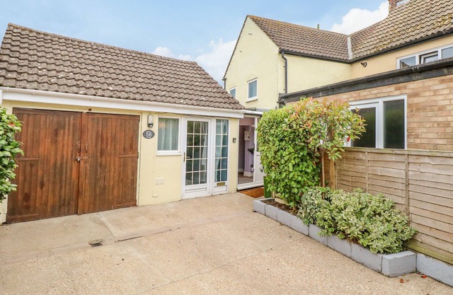 WILROSE COTTAGE, pet friendly, with open fire in Caister-On-Sea