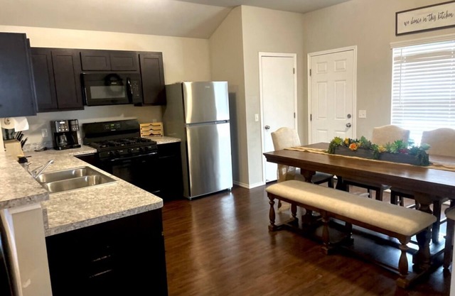 Wilshire Ranch Bliss Bunk- Cozy & Convenient Oklahoma City Bunk house sleeps 16