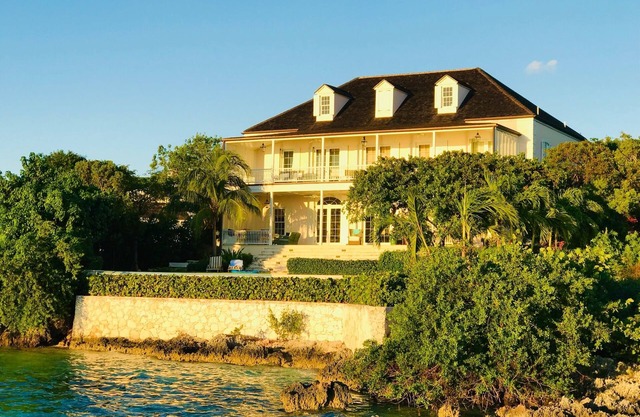 Wind Whistle Harbour Villa: una clásica casa de estilo veranda de 2 pisos de las Bahamas.