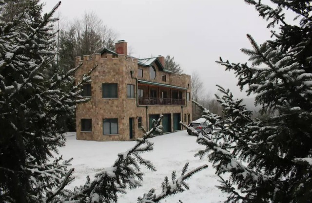 Windham castle with a view & minutes to skiing!