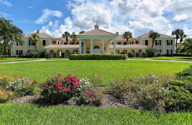 Windsor Lodge Unit 18, studio, close to beaches, pool