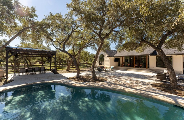 Luxury Dining & Outdoor Oasis: New Kitchen & Poolside Retreat Perfect for Groups